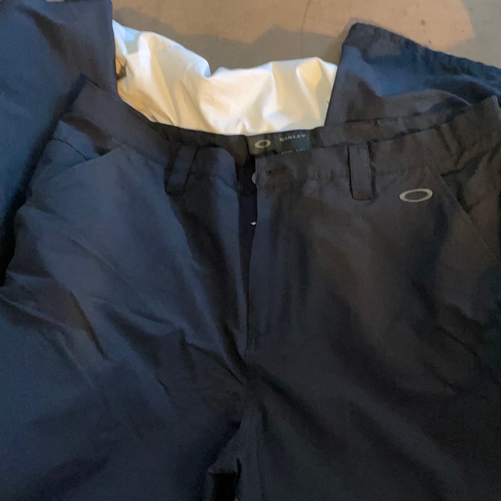 Black Oakley golf pants.